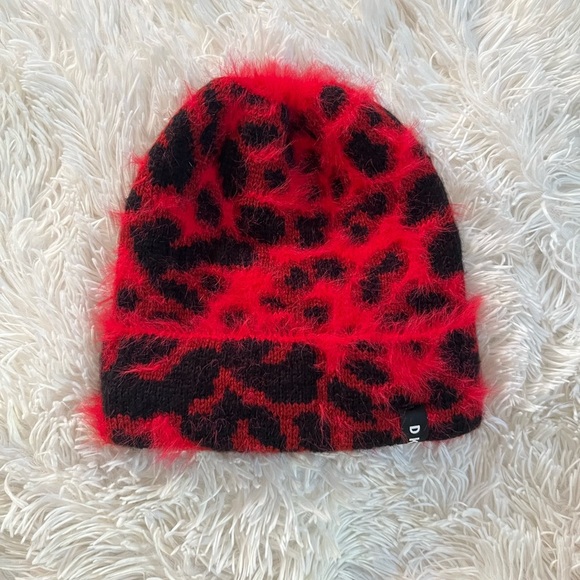 ❤️🖤NWOT- DKNY RED AND BLACK BEANIE.. ❤️🖤 - Picture 3 of 5